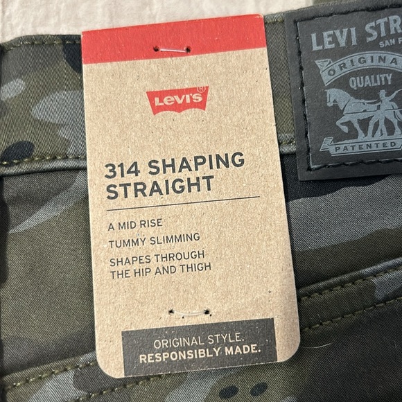 Levi’s Camo print jeans. Size 26/30 - Picture 3 of 7